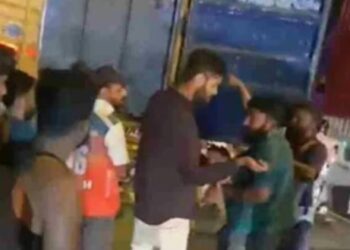 কর্ণাটকের বেলগাঁওয়ে বেআইনিভাবে গরু পরিবহনকারী লরি চালক ও খালাসিকে বেদম পিটিয়েছে হিন্দুরা