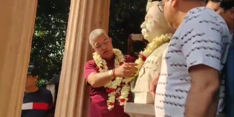 বর্ধমান মহারাজা ভেবে রাজ পরিবারের ঘনিষ্টের মূর্তিতে মালা পরিয়ে দিয়ে দিলীপ বলেন, ‘এখানে কাপুর এল কোথা থেকে?’