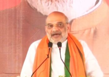 বোমা বিস্ফোরণে অভিযুক্তদের জেলে না ঢুকিয়ে এনআইএ-এর বিরুদ্ধে মামলা করায় মমতা ব্যানার্জির মানসিকতা নিয়ে প্রশ্ন তুললেন অমিত শাহ