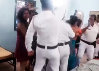 চটুল হিন্দি গানের তালে মহিলাদের সঙ্গে পুলিশের উদ্দাম নৃত্যের ভিডিও ভাইরাল