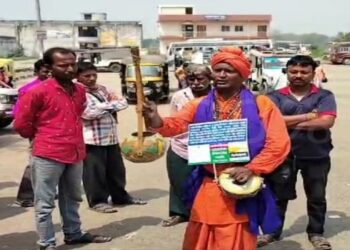 ১৪ এবং ১৯ শের ভোটের পুনরাবৃত্তি নয়,এবার অহিংস ভোটের কাতর আবেদন নিয়ে গোটা বাংলাচষে বেড়াচ্ছেন বর্ধমানের বাউল শিল্পী