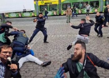 ইসলাম বিরোধী জনসভার সময় জার্মান নেতার উপর সন্ত্রাসী হামলা, গুরুতর আহত পুলিশকর্মীসহ বেশ কয়েকজন, সন্ত্রাসীকে খতম করল পুলিশ