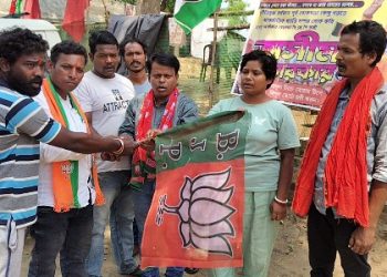 তৃণমূলকে ফাঁসাতে নিজের বাড়িতে বোমাবাজি কাণ্ডে নাম জড়ানো সিপিএম প্রার্থী দম্পতি দিন যোগ দিলেন বিজেপিতে