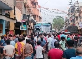 নিয়ামতপুর চেম্বার অফ কর্মাসের সদস্যের অভব্য আচরণের প্রতিবাদে সরব মুটিয়া মজদুর ইউনিয়ন