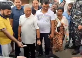 ভোটের প্রচারে বেরিয়ে জমিয়ে মার্কেটিং করলেন “পান্তা প্রেমী” দিলিপ ঘোষ, ব্যবসায়ীকে দিলেন ধুমপান না করার পরামর্শ