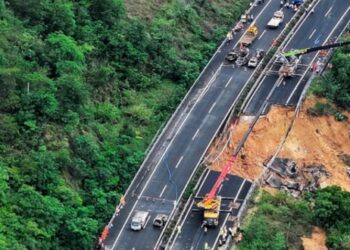 চীনে মহাসড়ক ধসে ৩৬ জনের মৃত্যু