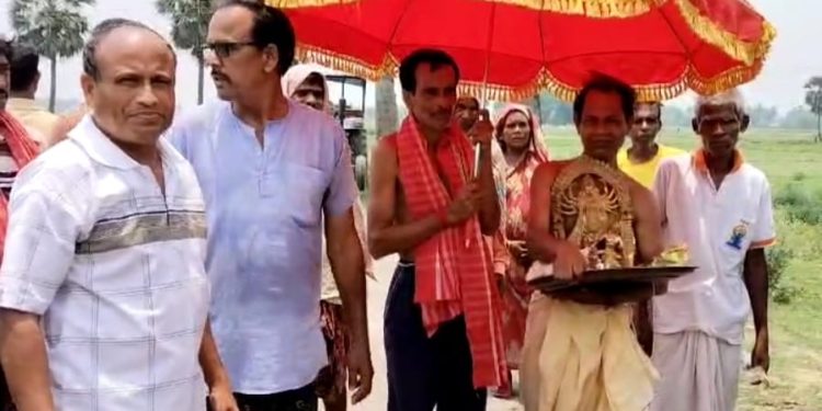 দেবীর মাহাত্মের কথা জেনে মূর্তি ফিরিয়ে দিয়ে গেল চোর, উচ্ছ্বাসে ভাসলো মেমারির গ্রাম