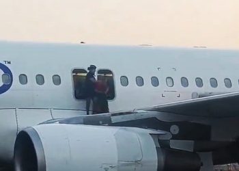 ইন্ডিগো বিমানে বোমা হামলার হুমকি, জরুরি গেট দিয়ে বের করা হল যাত্রীদের