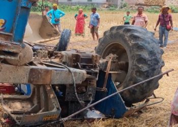 মাটি বোঝাই ট্রাক্টর উলটে বাইক আরোহী কিশোরের মৃত্যু