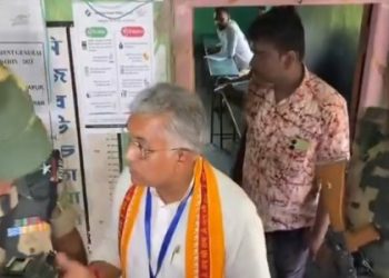 মন্তেশ্বরের বিজেপি এজেন্টকে বুথ থেকে বের করে দেওয়ার অভিযোগ, প্রার্থী দিলীপ ঘোষ যেতেই তৃণমূলের বিক্ষোভ,পরিস্থিতি আয়ত্তে আনতে পুলিশের লাঠিচার্জ