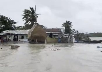 বাংলাদেশে ঘূর্ণিঝড় রেমালের তাণ্ডবে বেশ কয়েকজনের প্রাণহানী, তছনছ করে দিচ্ছে ঘর-বাড়ি, দোকান-পাট