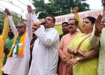 ‘ভোট দিয়ে সোজা বাড়ি চলে আসবে,বাড়ি থেকে বের হবে না বলে দিলাম’ : তপসিয়ার “গুন্ডা’কে সতর্ক করে দিলেন শুভেন্দু অধিকারী