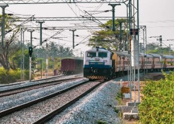 কর্ণাটকে চালুক্য এক্সপ্রেসের বিনা টিকিটের যাত্রীর ছুরি হামলায় এক রেলকর্মীর মৃত্যু, গুরুতর জখম টিটিইসহ ৩