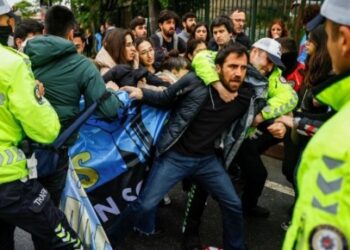 ইস্তাম্বুলে মে দিবস বিক্ষোভকারীদের সঙ্গে পুলিশের সংঘর্ষ, কাঁদানে গ্যাস এবং রাবার বুলেট নিক্ষেপ করেছে পুলিশ