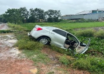 রেমালের দাপটে রাস্তায় উপড়ে পড়া ইলেকট্রিক পোল টপকে যেতে গিয়ে চারচাকা গাড়ি পড়লো ক্যনেলে