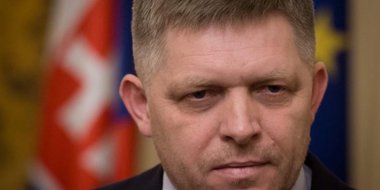 আততায়ীর গুলিতে আহত স্লোভাকিয়ার প্রধানমন্ত্রী রবার্ট ফিকো আশঙ্কাজনক অবস্থায় হাসপাতালে চিকিৎসাধীন