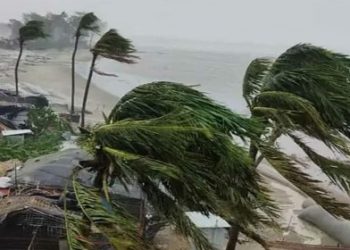 ১৩৫ কিমি বেগে উপকুলে আছড়ে পরার পর তান্ডব চালাচ্ছে ঘূর্ণিঝড় রেমাল