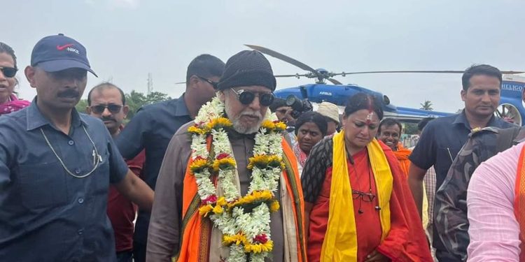 মেদিনীপুরে মিঠুন চক্রবর্তীর রোড শোয়ে বোতল ছোড়ার অভিযোগ উঠল তৃণমূলের বিরুদ্ধে