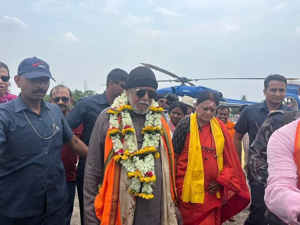 মেদিনীপুরে মিঠুন চক্রবর্তীর রোড শোয়ে বোতল ছোড়ার অভিযোগ উঠল তৃণমূলের বিরুদ্ধে