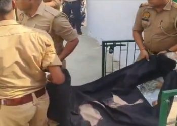 আগ্রার তাজগঞ্জের মসজিদে মহিলার অর্ধনগ্ন বিকৃত লাশ উদ্ধার, গনধর্ষণের পর খুন বলে অনুমান