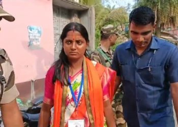 দলীয় পোলিং এজেন্টদের মারধর করা তৃণমূল কর্মীদের পিছু ধাওয়া করলেন বিজেপির মহিলা প্রার্থী