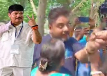 বারাকপুরের বুথে লোডশেডিং-এর কারনে ভোট বন্ধ, তৃণমূল নেতার বিরুদ্ধে মহিলার উপর হামলা চালানো ও বিজেপি প্রার্থীকে হুমকি দেওয়ার অভিযোগ