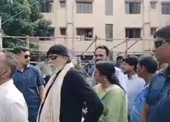 প্রায় ৪০ মিনিট লাইনে দাঁড়িয়ে ভোট দিলেন অভিনেতা মিঠুন চক্রবর্তী, বললেন : ‘আজ থেকে শুধু ফ্লিম লাইন, রাজনীতি নয়’