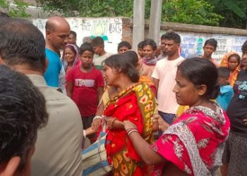 কাটোয়ায় হাতেনাতে ধরা পড়ল মহিলা চোর