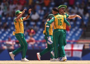 টি-২০ বিশ্বকাপ : ইংল্যান্ডকে সাত রানে হারিয়েছে দক্ষিণ আফ্রিকা, দুর্দান্ত ইনিংস খেলেছেন ডি কক ও মিলার