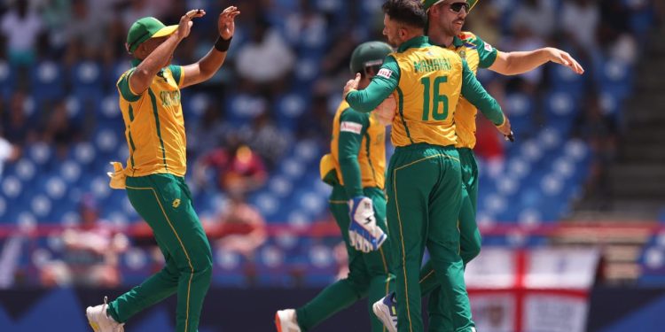 টি-২০ বিশ্বকাপ : ইংল্যান্ডকে সাত রানে হারিয়েছে দক্ষিণ আফ্রিকা, দুর্দান্ত ইনিংস খেলেছেন ডি কক ও মিলার