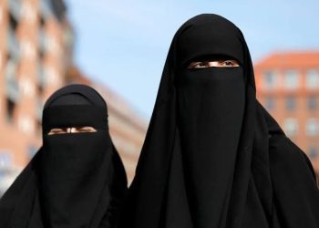 কলেজ ক্যাম্পাসে হিজাব, নাকাব, বোরখা, স্টোল, ক্যাপ পরা নিষিদ্ধ করেছে বোম্বে হাইকোর্ট