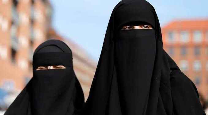 কলেজ ক্যাম্পাসে হিজাব, নাকাব, বোরখা, স্টোল, ক্যাপ পরা নিষিদ্ধ করেছে বোম্বে হাইকোর্ট