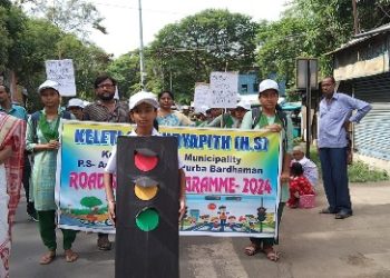 গুসকরার স্কুলের উদ্যোগে পথ সচেতনতা র‍্যালি