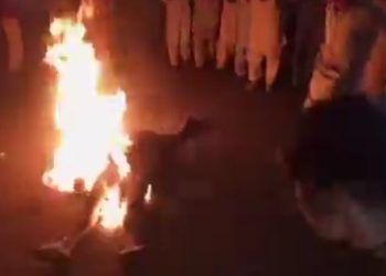 পাকিস্তান কোরান অবমাননার অভিযোগে এক ট্যুরিস্টকে জীবন্ত পুড়িয়ে মারল ধর্মোন্মাদ জনতা