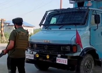 সন্ত্রাসীদের সঙ্গে যোগসূত্র থাকায় বরখাস্ত করা হল জম্মু-কাশ্মীরের ২ দুই পুলিশকর্মী  সহ চার সরকারি কর্মচারীকে