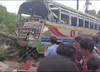 নিয়ন্ত্রণ হারিয়ে টোটো-মন্দির-গাছে পরপর ধাক্কা বাসের,আহত ২৫ যাত্রী