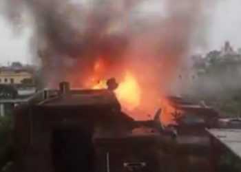 কলকাতার বহুতলে ভয়াবহ আগুন, ব্যাঙ্কশাল কোর্টের আইনজীবীদের নথি পুড়ে ছাই, দমকল মন্ত্রীকে ঘিরে বিক্ষোভ