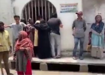 ‘গ্যারান্টি কার্ড’-এর ১ লক্ষ টাকা দেওয়ার দাবিতে লখনউয়ে প্রদেশ কংগ্রেস কার্যালয়ে ভিড় মহিলাদের