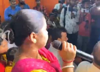 ‘রাস্তায় কাপড় খুলে নগ্ন করে রেশন কেড়ে নিত,নোংরা ভাষা বলত, মুসলিমদের অত্যাচার বেশি’ : শুভেন্দুর সামনে ভোট পরবর্তী হিংসার ঘটনা বর্ণনা করতে গিয়ে কেঁদে ফেললেন দিনহাটার বধূ