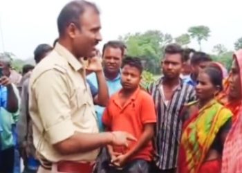 মালদার গ্রামের চায়ের দোকানে মদ ও গাঁজার ঠেক, প্রতিবাদে পথ অবরোধ করলেন মহিলারা