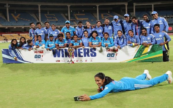 দক্ষিণ আফ্রিকার বিরুদ্ধে তিন ম্যাচের ওয়ানডে সিরিজ জিতল ভারতের মহিলা দল