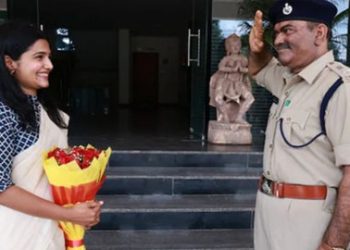 আইএএস অফিসার কন্যাকে এসপি বাবার স্যালুট