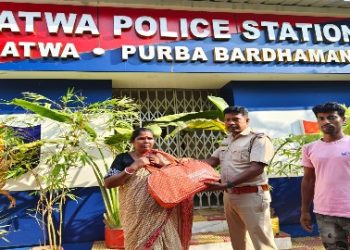 ভুল করে টোটোয় ফেলে যাওয়া দুই লক্ষাধিক টাকার গহনা ভর্তি ব্যাগ উদ্ধার করে মহিলার হাতে তুলে দিল কাটোয়া থানার পুলিশ