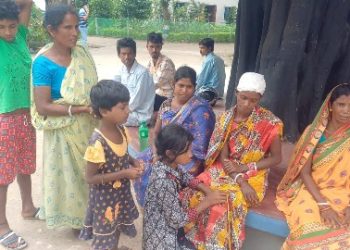 ‘স্বামী ও ছেলেদের মদের নেশা ছাড়ান স্যার,অত্যাচার আর সহ্য হয়না’ : দুই পুত্রবধূকে সঙ্গে নিয়ে থানায় এসে পুলিশের কাছে কাতর আর্তি প্রৌঢ়ার