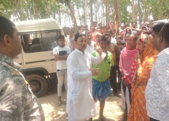 আদালতের নির্দেশে শিশুর মৃতদেহ কবর থেকে তুলে ময়নাতদন্তের জন্য পাঠালো কেতুগ্রাম থানার পুলিশ