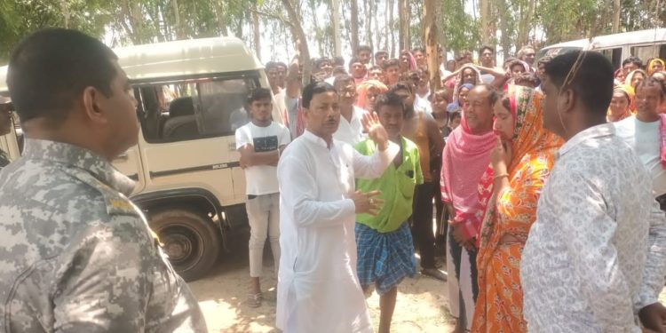 আদালতের নির্দেশে শিশুর মৃতদেহ কবর থেকে তুলে ময়নাতদন্তের জন্য পাঠালো কেতুগ্রাম থানার পুলিশ