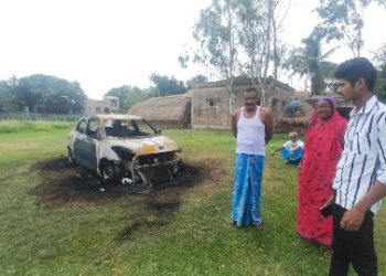 রাজনৈতিক শত্রুতার জেরে গাড়িতে আগুন ধরিয়ে দেওয়ার অভিযোগ, উপার্জনের একমাত্র মাধ্যম হারিয়ে খুশির ইদের দিনে কান্নায় ভেঙে পড়েছে ভাতারের আলিম শেখের পরিবার