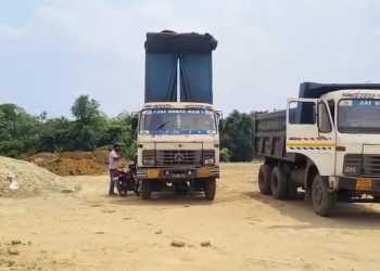 জামুড়িয়ায় মাটি ও বালি বোঝাই গাড়ি আটক