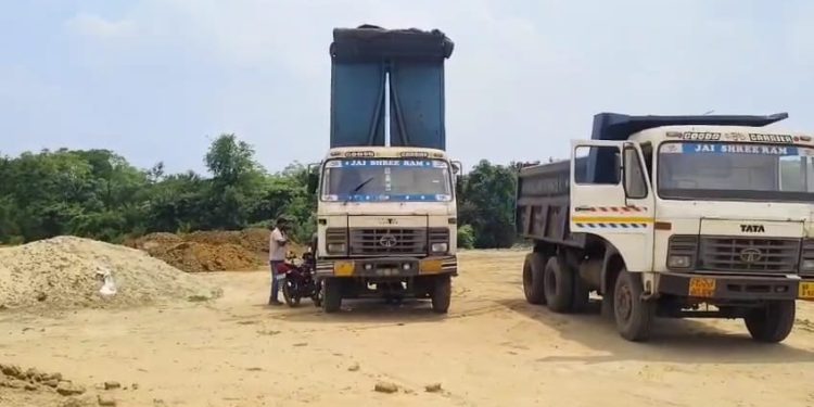 জামুড়িয়ায় মাটি ও বালি বোঝাই গাড়ি আটক