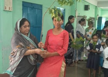 নিজের জন্মদিনে গাছের চারা বিলি করলেন বাগনান কলেজের ছাত্রী